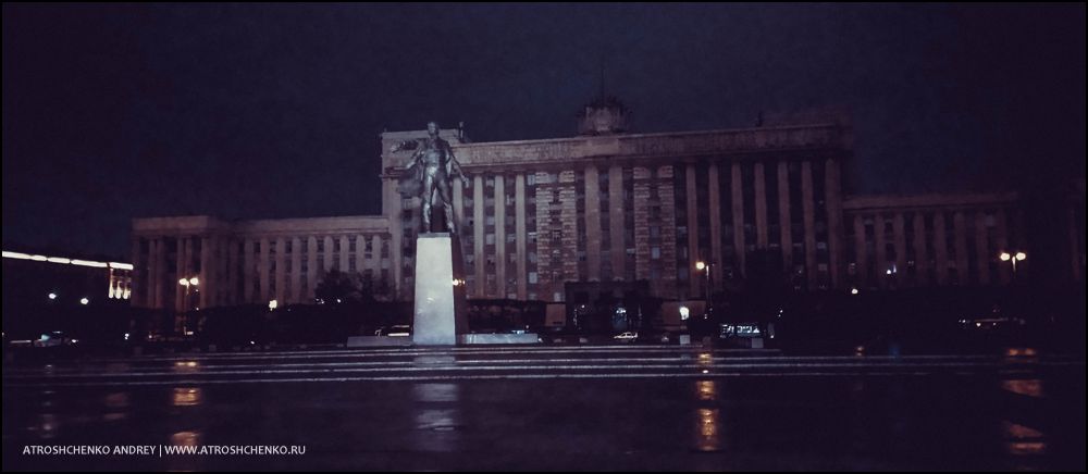 Комфортабельный автобус Ecolines на остановке в Минске на маршруте в Санкт-Петербург, вечерняя посадка пассажиров, вид на железнодорожный вокзал и архитектуру близ площади Бобруйской, начало романтического путешествия между Беларусью и культурной столицей России