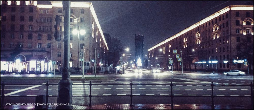 Комфортабельный автобус Ecolines на остановке в Минске на маршруте в Санкт-Петербург, вечерняя посадка пассажиров, вид на железнодорожный вокзал и архитектуру близ площади Бобруйской, начало романтического путешествия между Беларусью и культурной столицей России