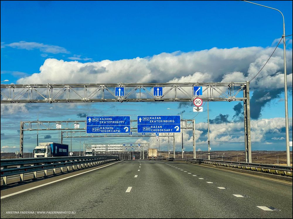 Дорога из Санкт-Петербурга в Екатеринбург, вид из окна автомобиля