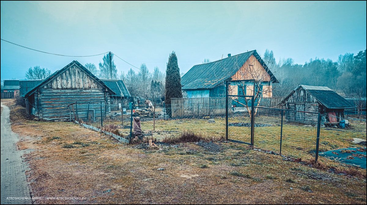 Окно бабушкиного дома, через которое когда-то смотрело детство