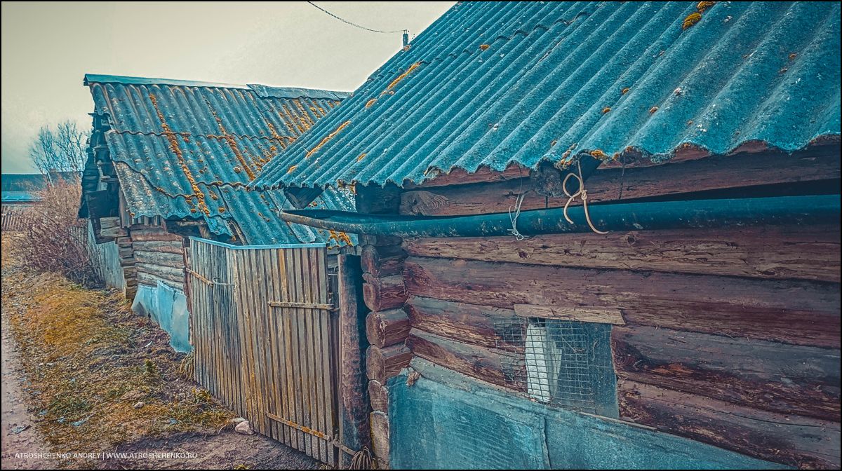 Окно бабушкиного дома, через которое когда-то смотрело детство