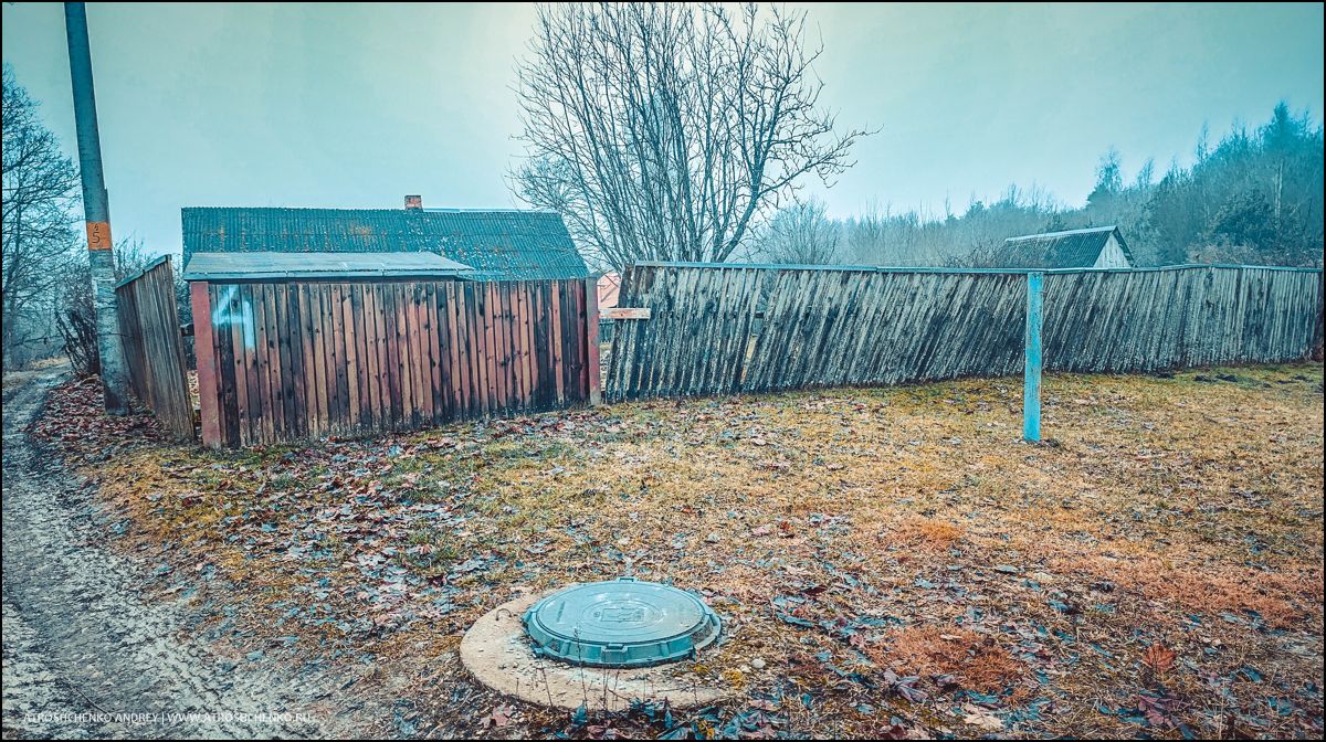 Окно бабушкиного дома, через которое когда-то смотрело детство