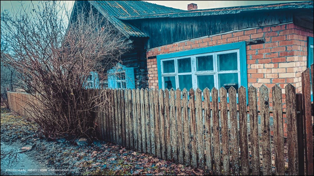 Окно бабушкиного дома, через которое когда-то смотрело детство