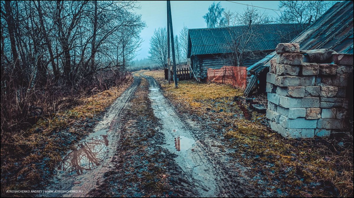 Окно бабушкиного дома, через которое когда-то смотрело детство