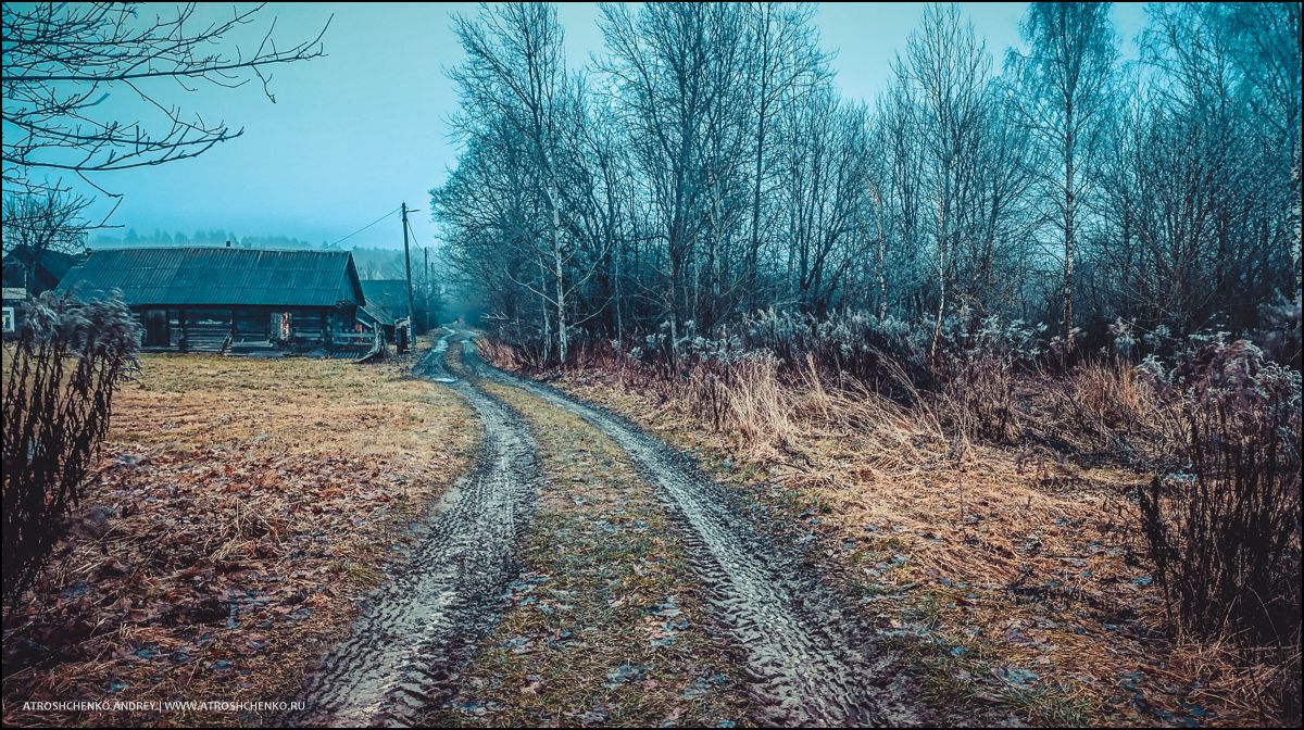 Окно бабушкиного дома, через которое когда-то смотрело детство