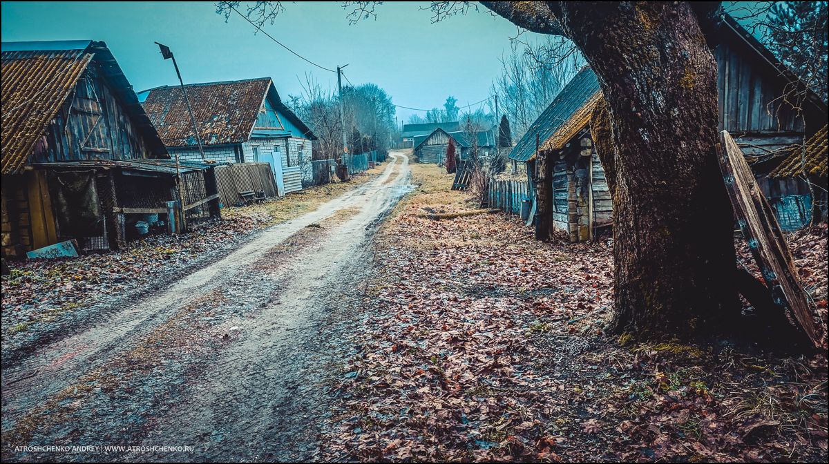 Окно бабушкиного дома, через которое когда-то смотрело детство