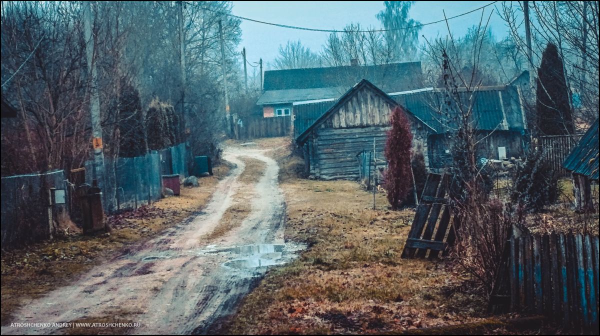 Окно бабушкиного дома, через которое когда-то смотрело детство