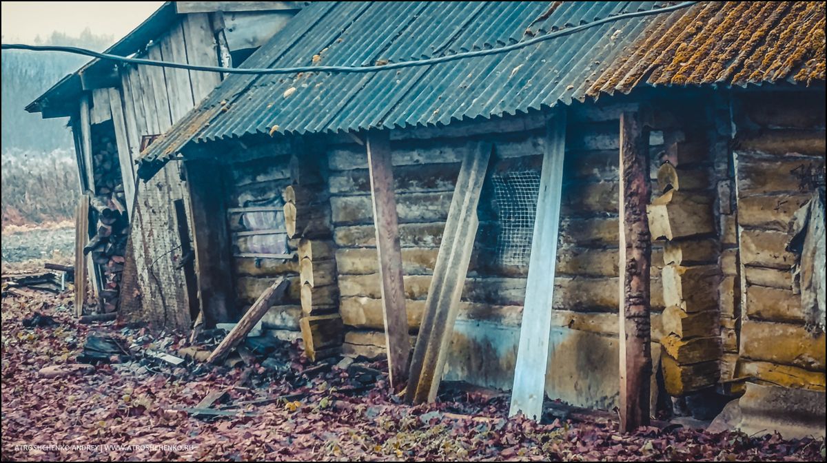 Окно бабушкиного дома, через которое когда-то смотрело детство