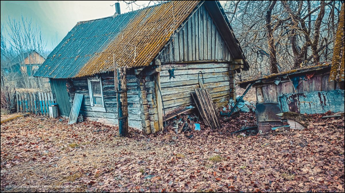 Окно бабушкиного дома, через которое когда-то смотрело детство