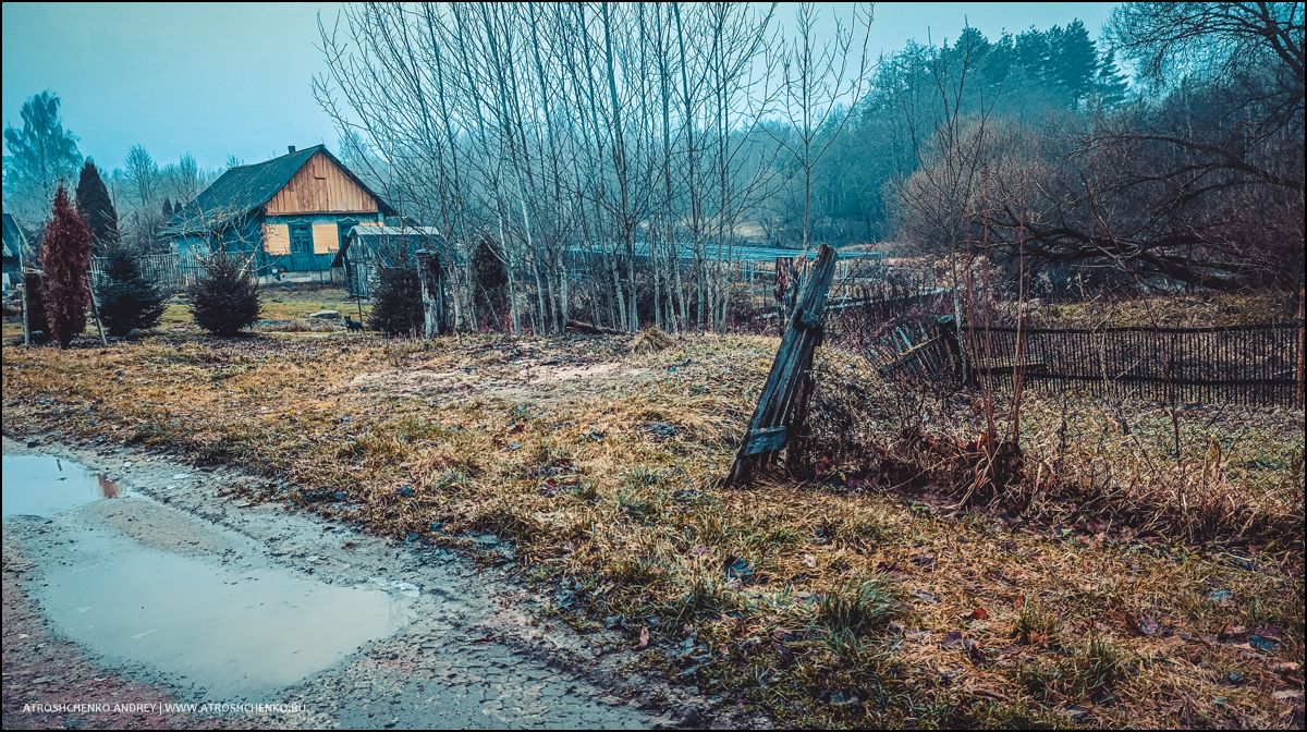 Окно бабушкиного дома, через которое когда-то смотрело детство