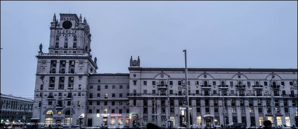 Убранные от снега улицы и проспекты города-героя Минск на Новогодние праздники, чистые дворы и сверкающие ёлки — пример идеальной зимней уборки городской среды