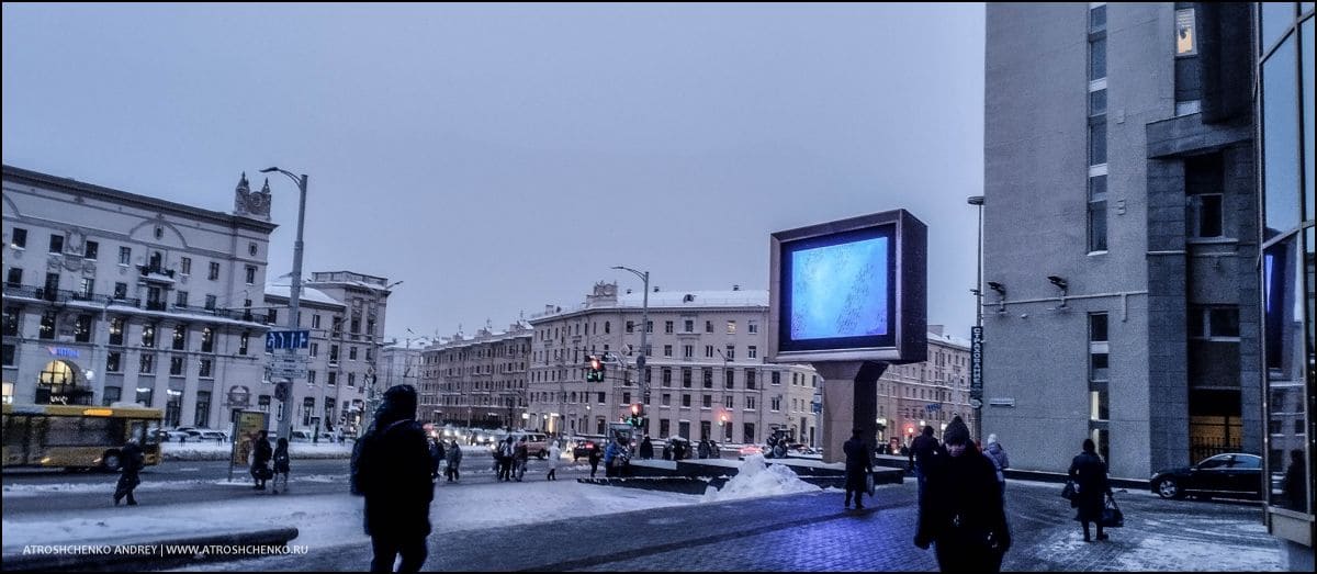 Убранные от снега улицы и проспекты города-героя Минск на Новогодние праздники, чистые дворы и сверкающие ёлки — пример идеальной зимней уборки городской среды