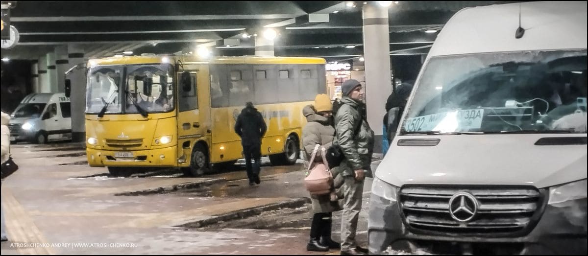 Современный автобус компании Ecolines на 4-й платформе минского автовокзала перед рейсом Санкт-Петербург, полный салон пассажиров вечером в конце новогодних праздников