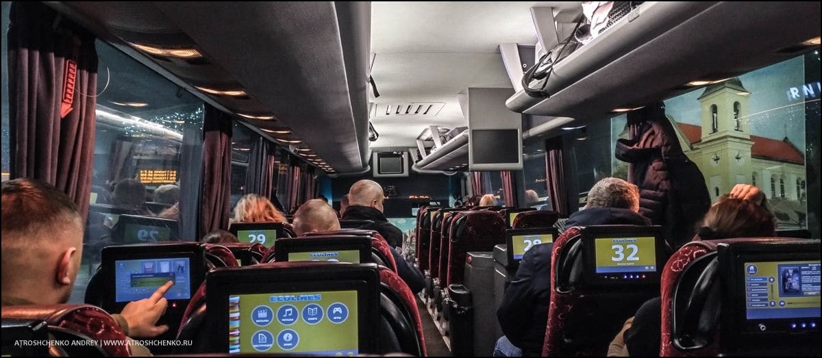 Автобус Ecolines прибывает на станцию метро Московская в Санкт-Петербурге ранним утром около 6:00 после комфортной ночной поездки из Минска, первая остановка в городе на Неве