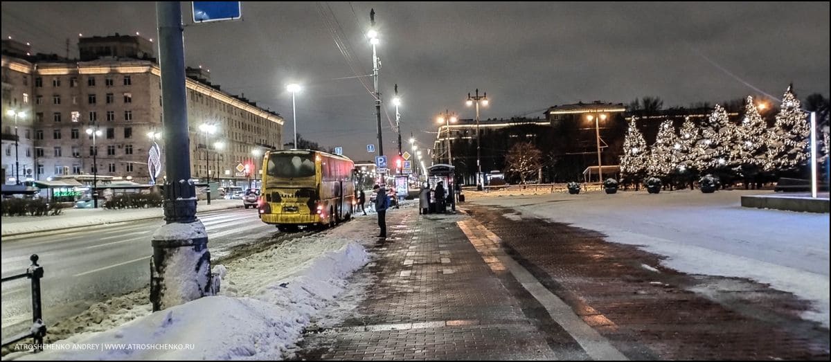 Автобус Ecolines прибывает на станцию метро Московская в Санкт-Петербурге ранним утром около 6:00 после комфортной ночной поездки из Минска, первая остановка в городе на Неве