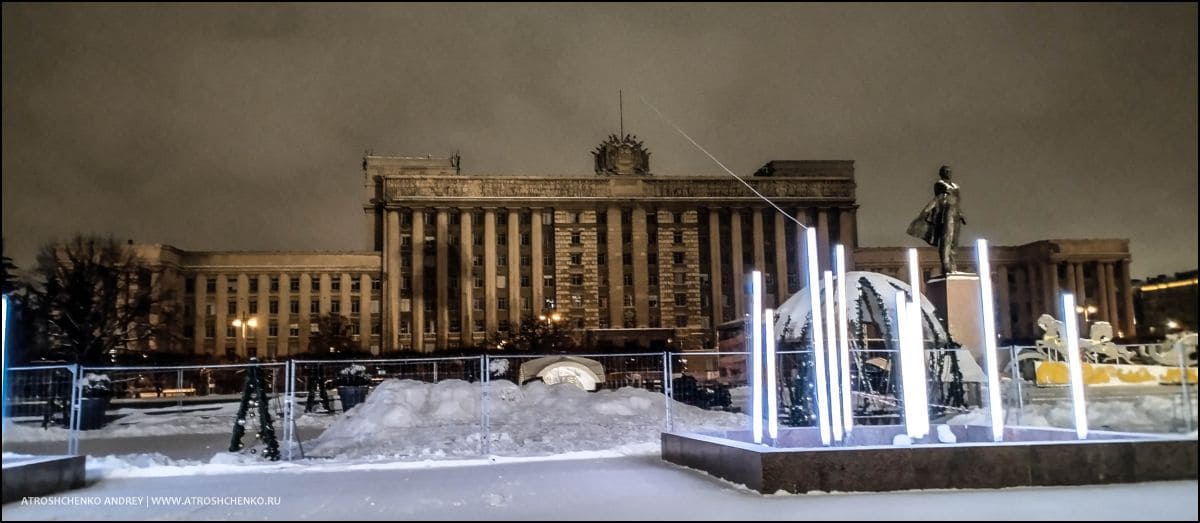 Автобус Ecolines прибывает на станцию метро Московская в Санкт-Петербурге ранним утром около 6:00 после комфортной ночной поездки из Минска, первая остановка в городе на Неве