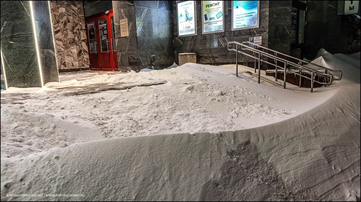 Горожане с лопатами очищают тротуары после бурана в Минске