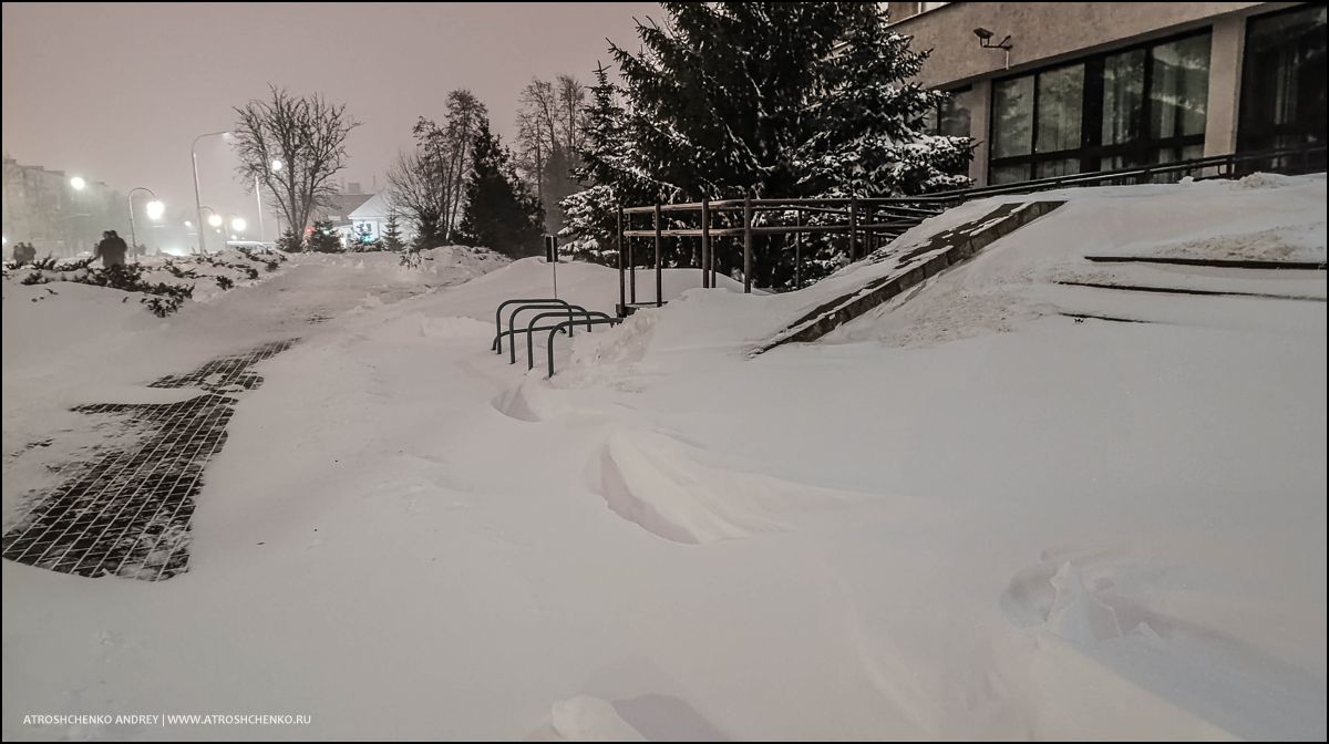 Горожане с лопатами очищают тротуары после бурана в Минске