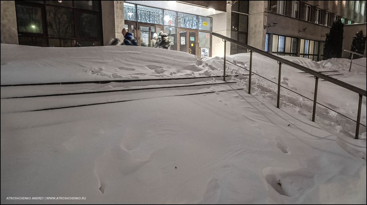 Горожане с лопатами очищают тротуары после бурана в Минске