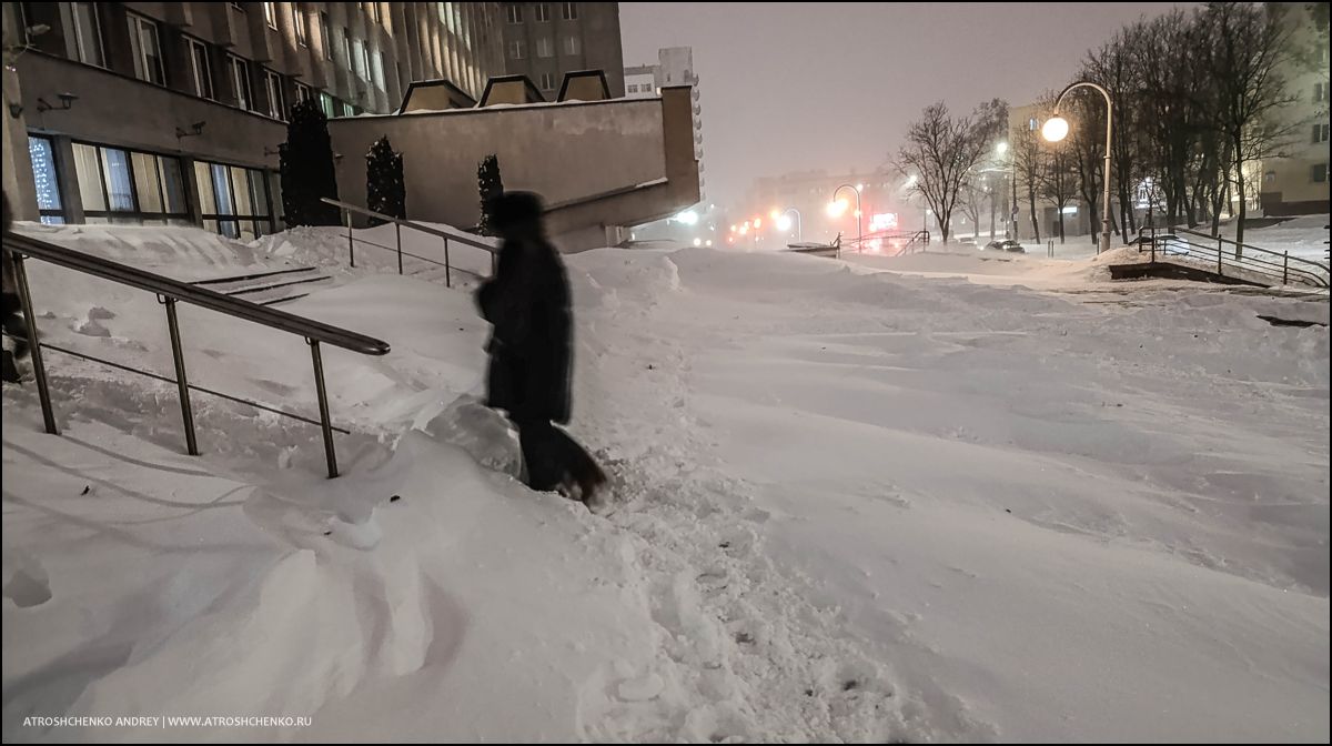 Горожане с лопатами очищают тротуары после бурана в Минске