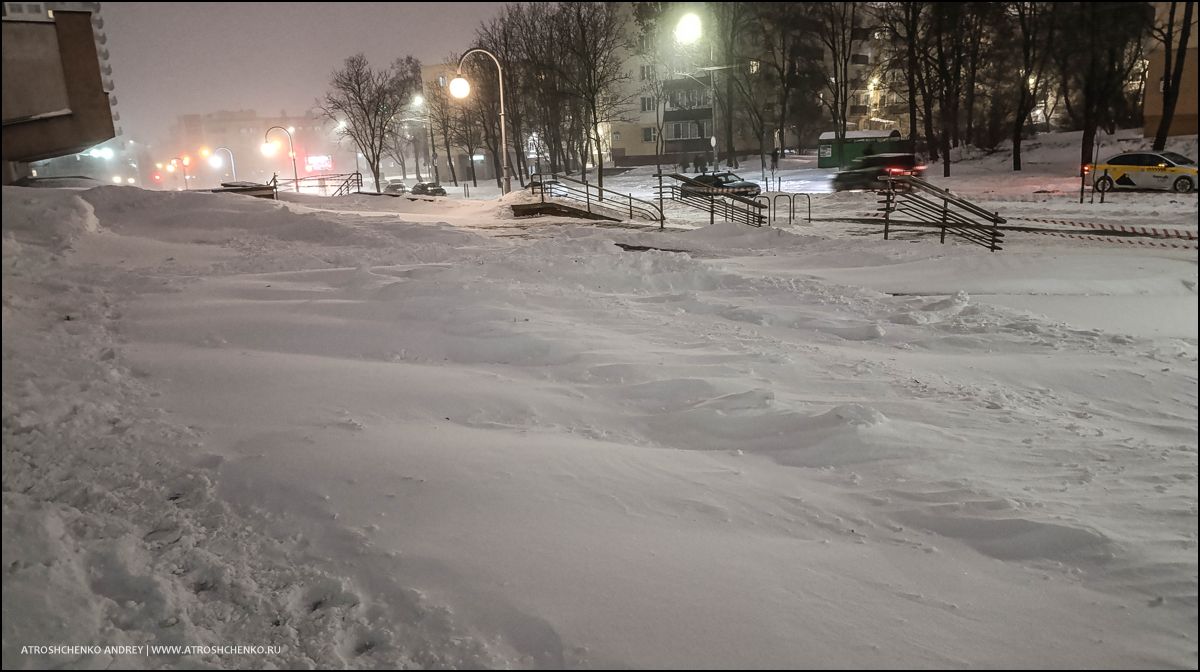 Горожане с лопатами очищают тротуары после бурана в Минске