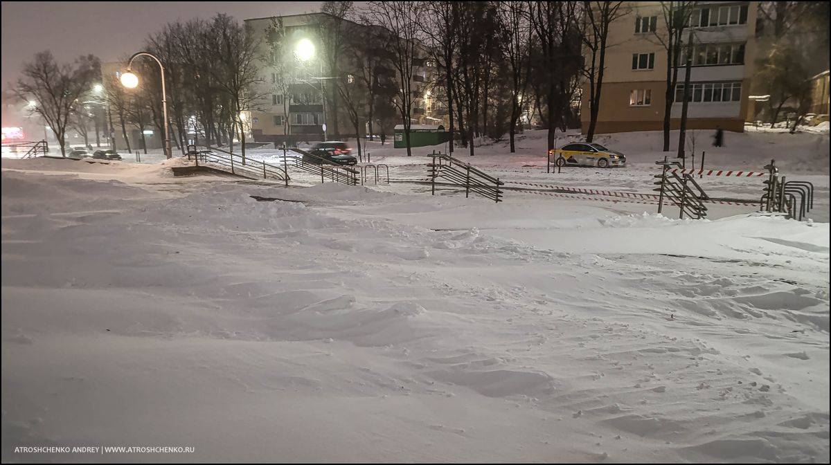 Горожане с лопатами очищают тротуары после бурана в Минске