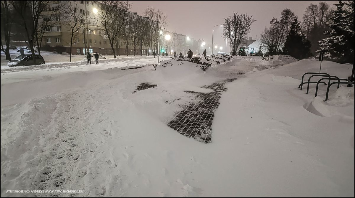 Горожане с лопатами очищают тротуары после бурана в Минске