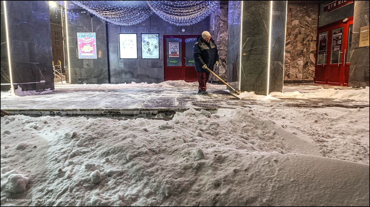 Горожане с лопатами очищают тротуары после бурана в Минске