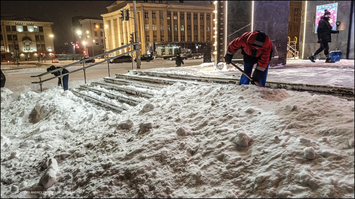 Горожане с лопатами очищают тротуары после бурана в Минске