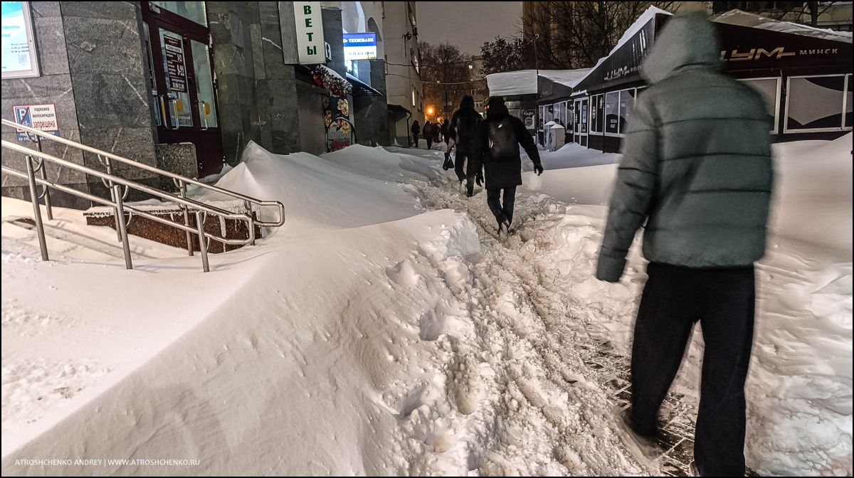 Горожане с лопатами очищают тротуары после бурана в Минске