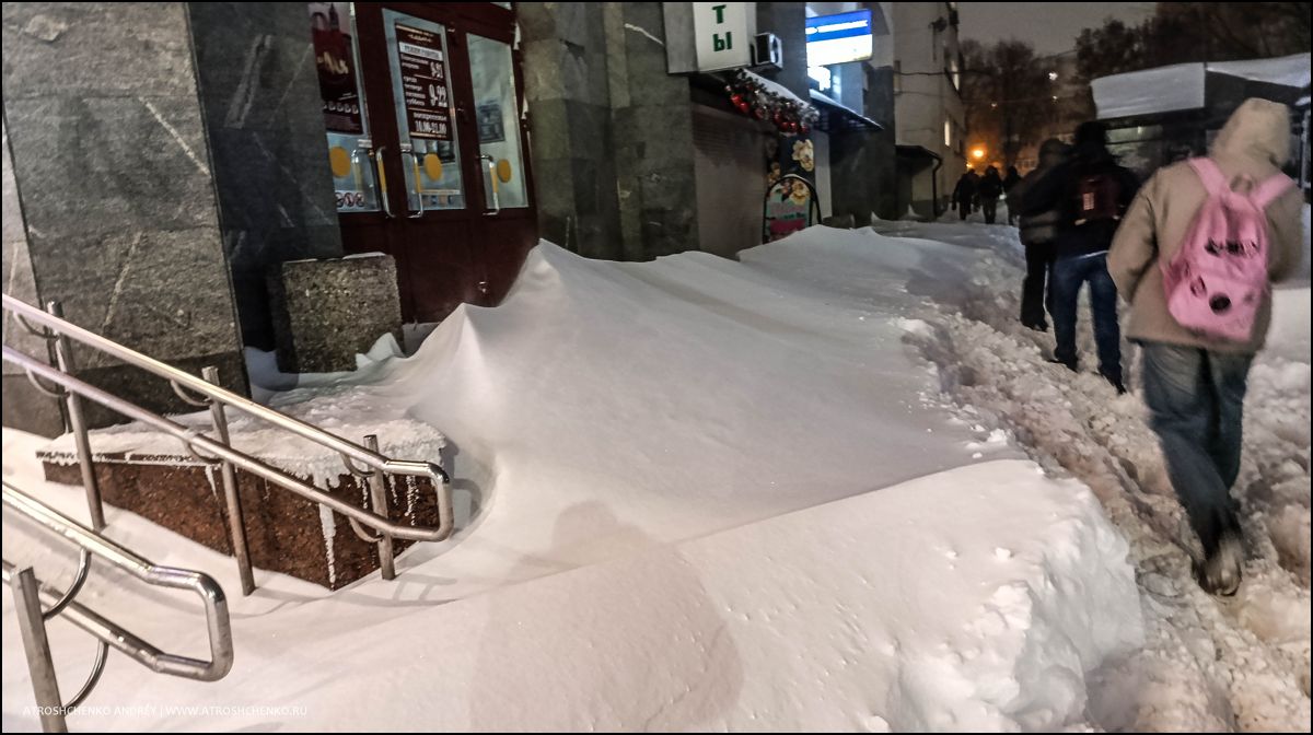 Горожане с лопатами очищают тротуары после бурана в Минске