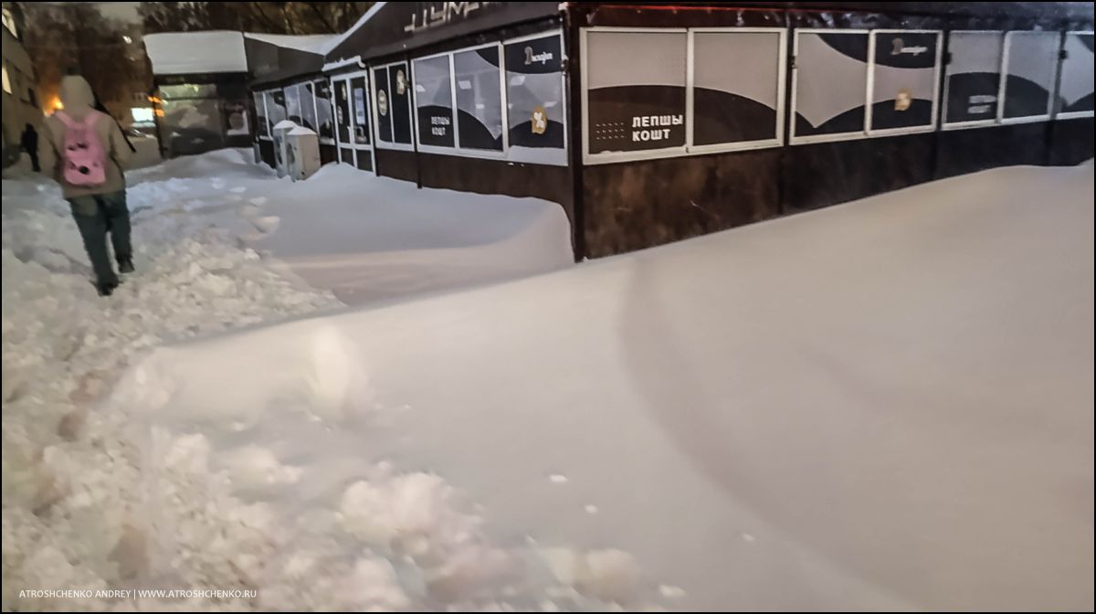 Горожане с лопатами очищают тротуары после бурана в Минске