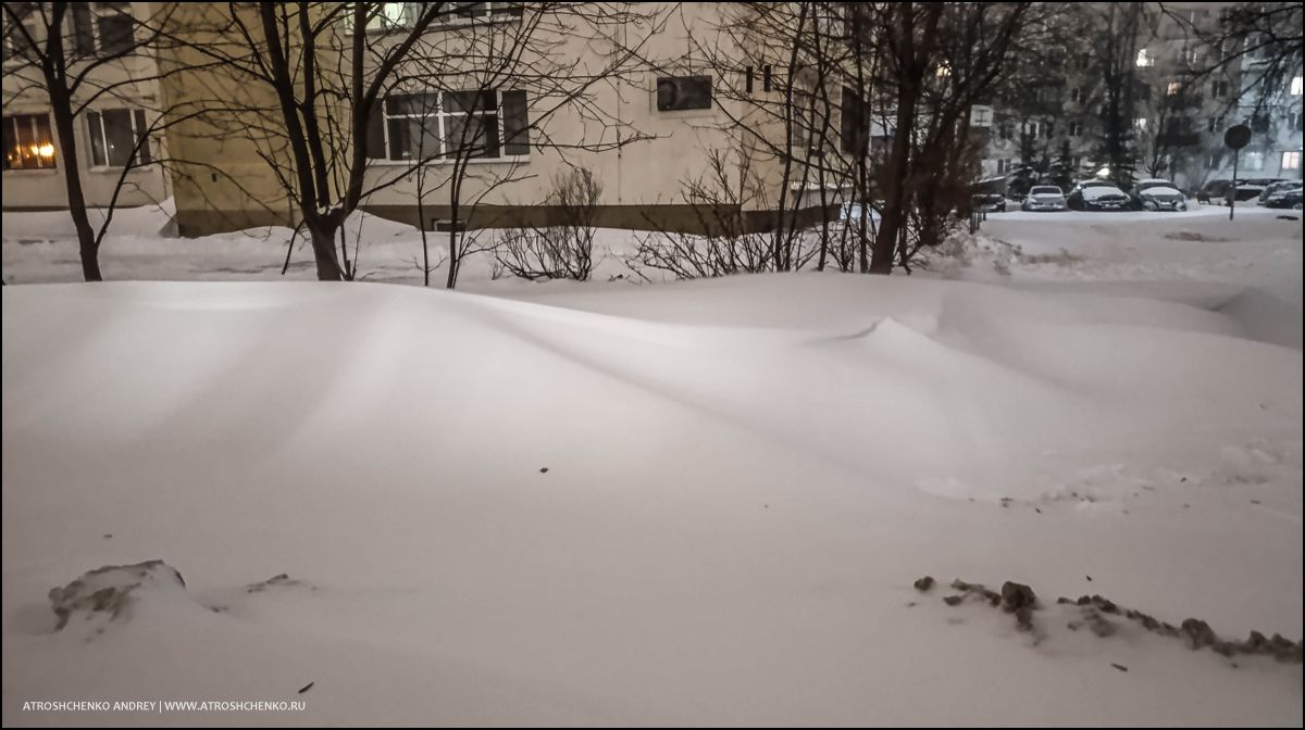 Горожане с лопатами очищают тротуары после бурана в Минске