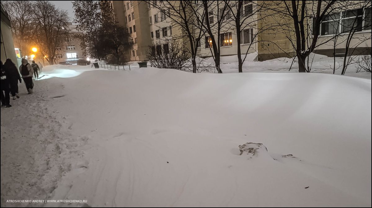 Горожане с лопатами очищают тротуары после бурана в Минске