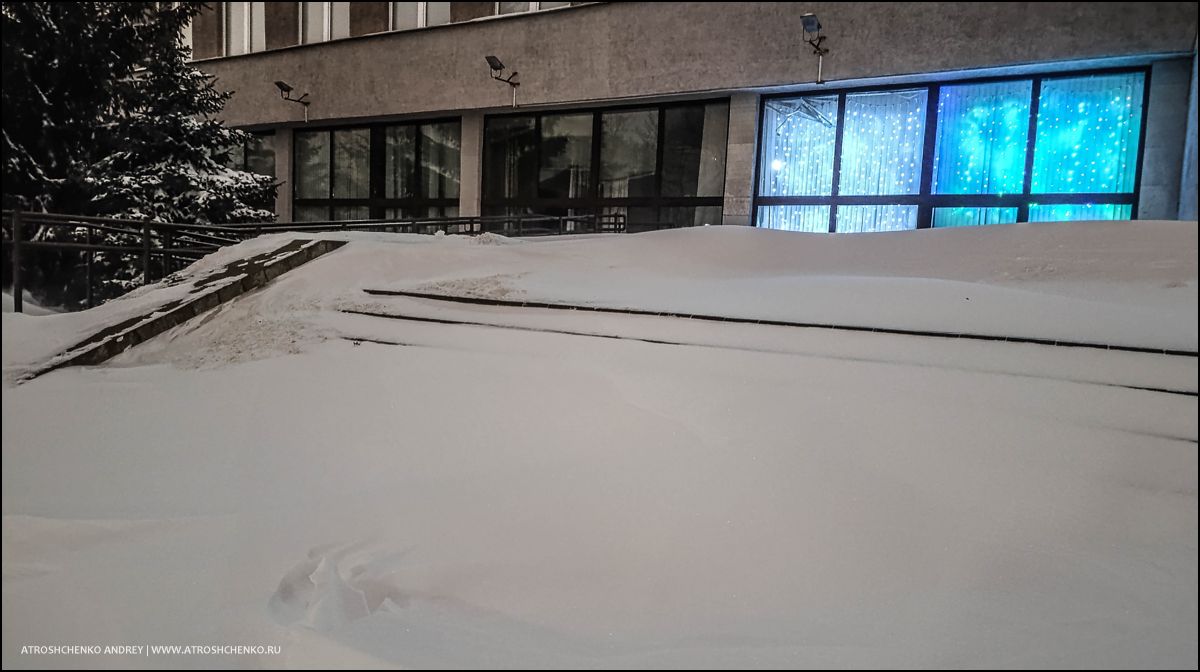 Горожане с лопатами очищают тротуары после бурана в Минске