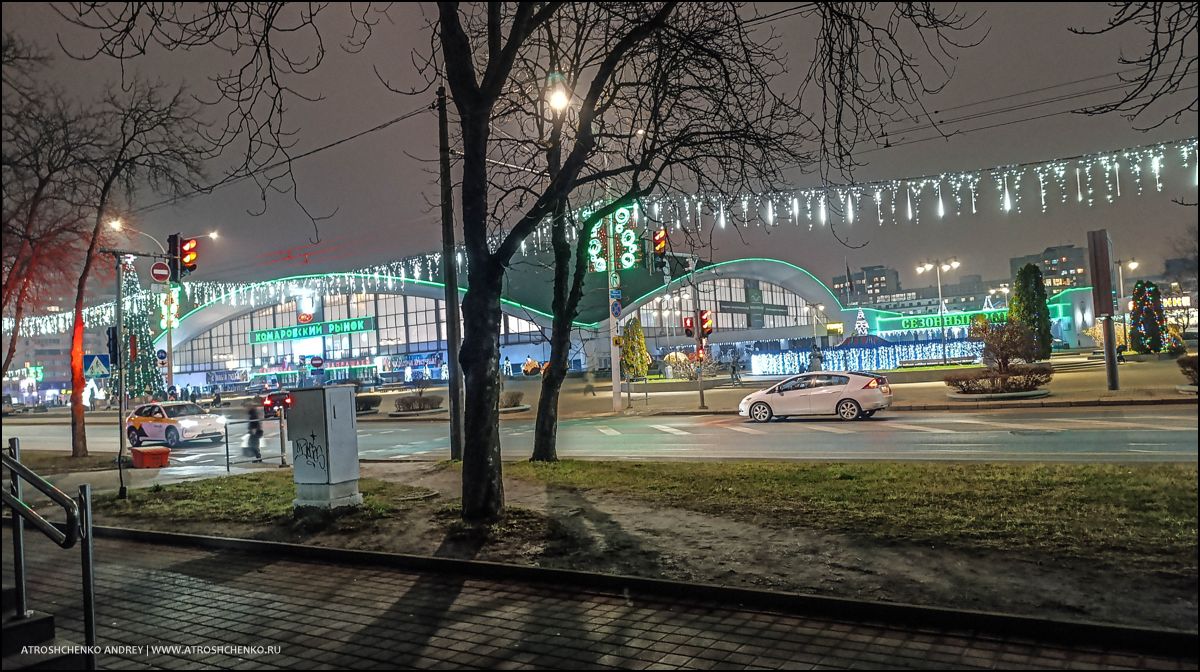 Новогоднее оформление Комаровского рынка в Минске с подсветкой и иллюминацией