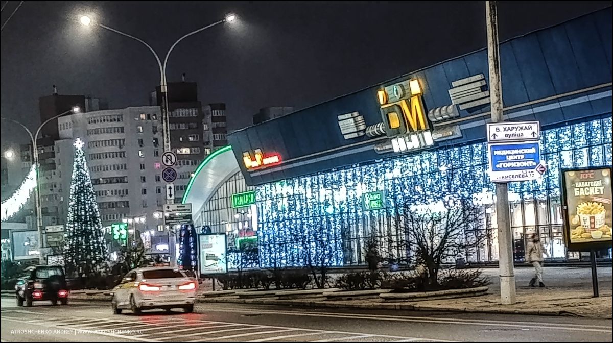 Новогоднее оформление Комаровского рынка в Минске с подсветкой и иллюминацией