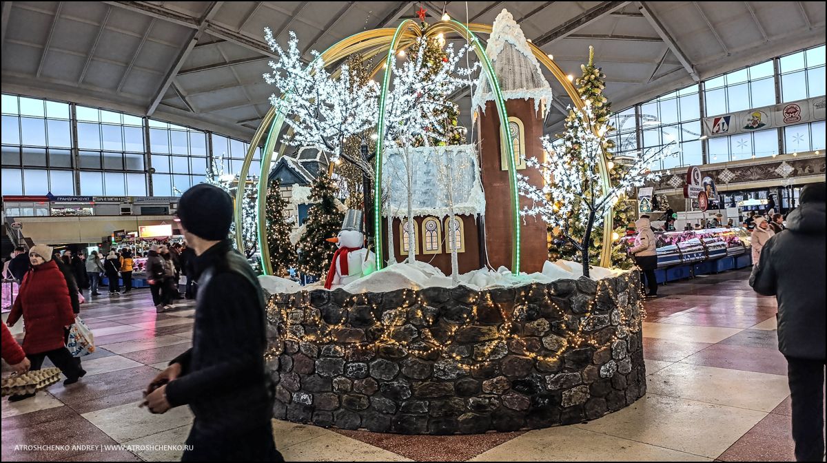 Новогоднее оформление Комаровского рынка в Минске с подсветкой и иллюминацией