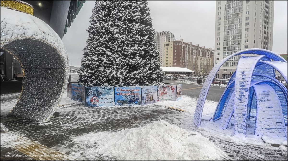 Фотозона с рождественскими санями и елками внутри гипермаркета Перши