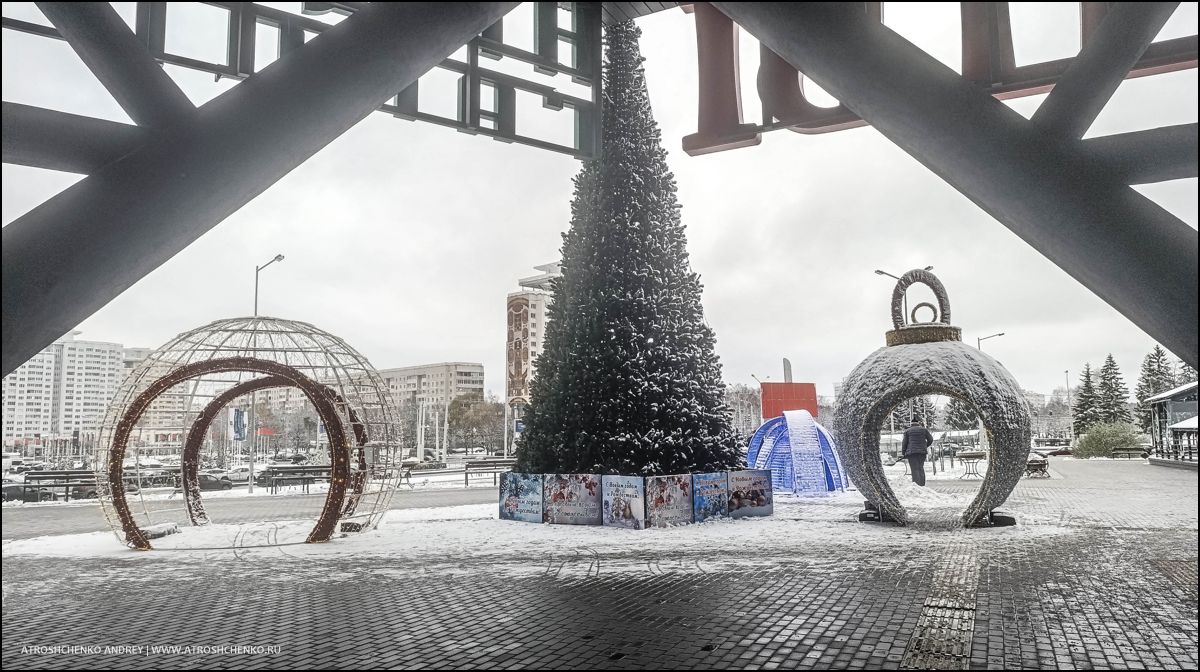 Фотозона с рождественскими санями и елками внутри гипермаркета Перши