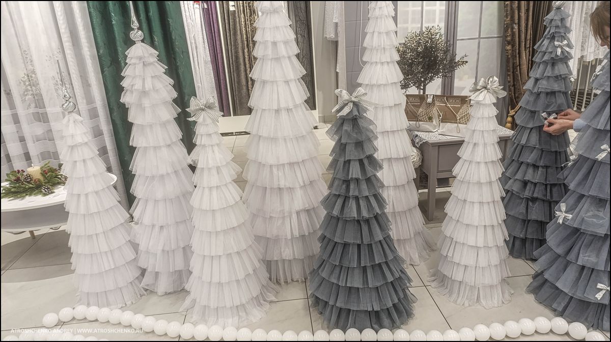 Фотозона с рождественскими санями и елками внутри гипермаркета Перши