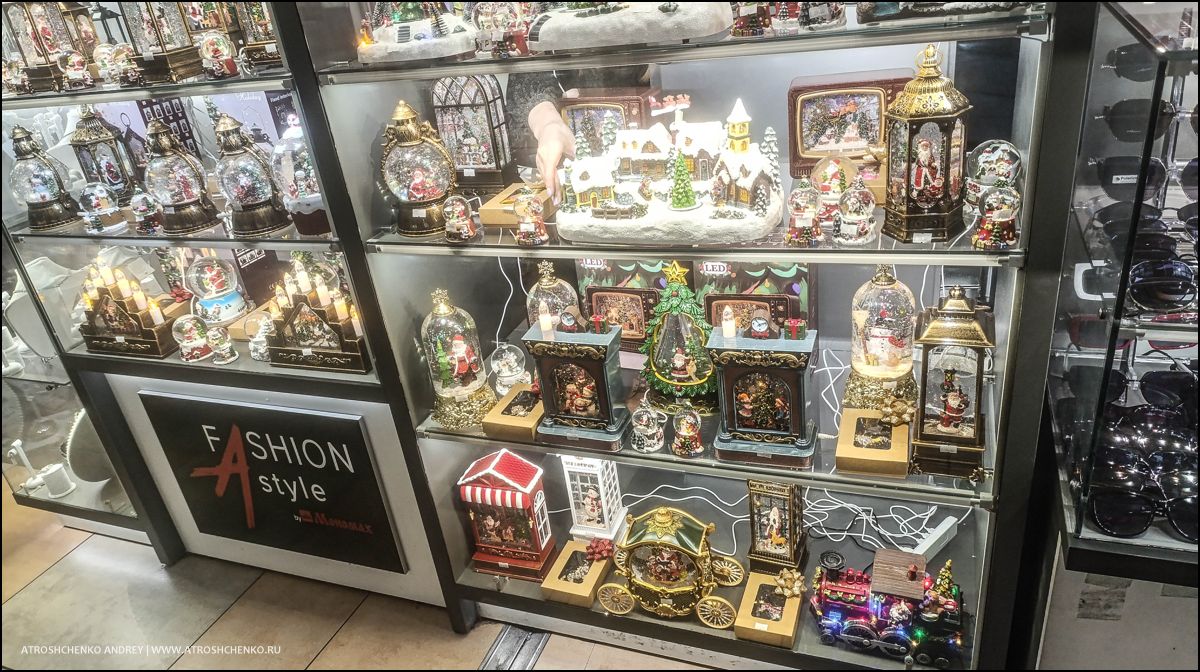 Фотозона с рождественскими санями и елками внутри гипермаркета Перши