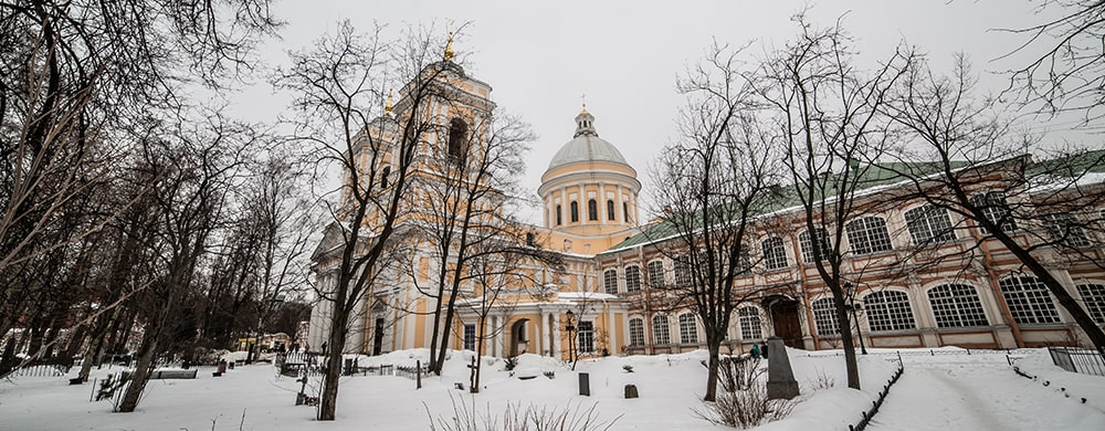 Изучаем уборку снега у Александроневской лавры и Смольного собора